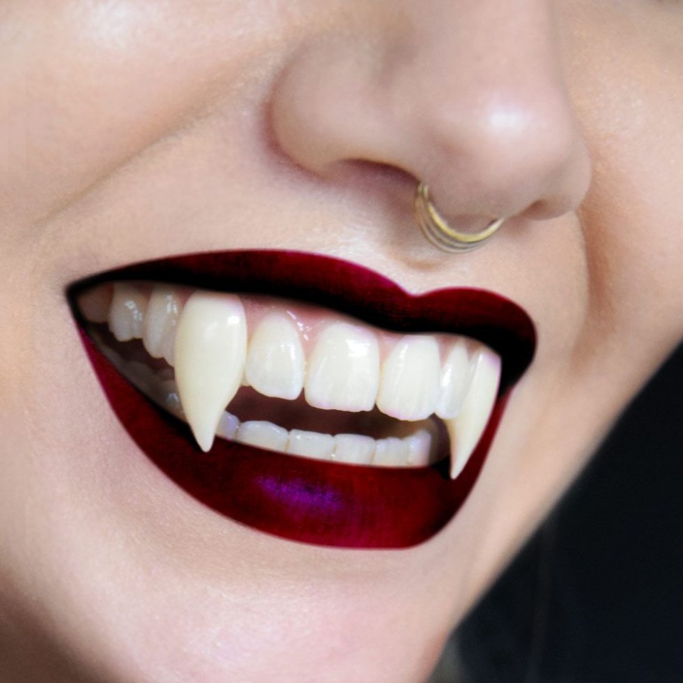 ハロウィーンパーティーの牙のための吸血鬼の歯