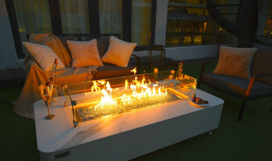 豪華な白い大理石のテーブルのガス暖炉