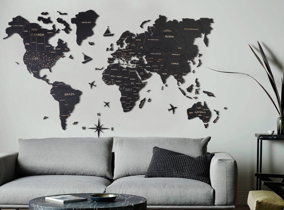 木製の壁の世界地図の色黒