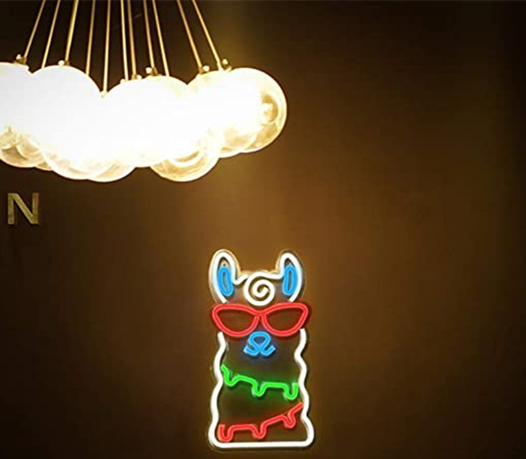 明るいラマネオン壁のロゴ