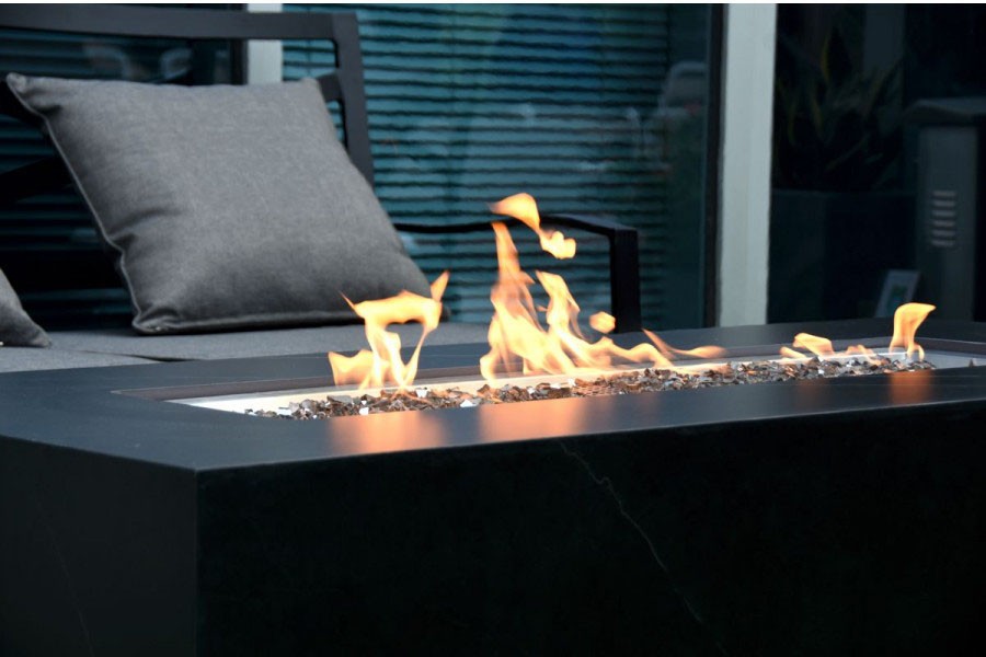 ガス暖炉の屋外の外観が付いている陶磁器のテーブル