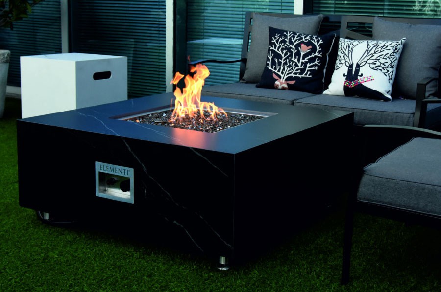 黒い大理石の暖炉が付いている陶磁器の贅沢なテーブル