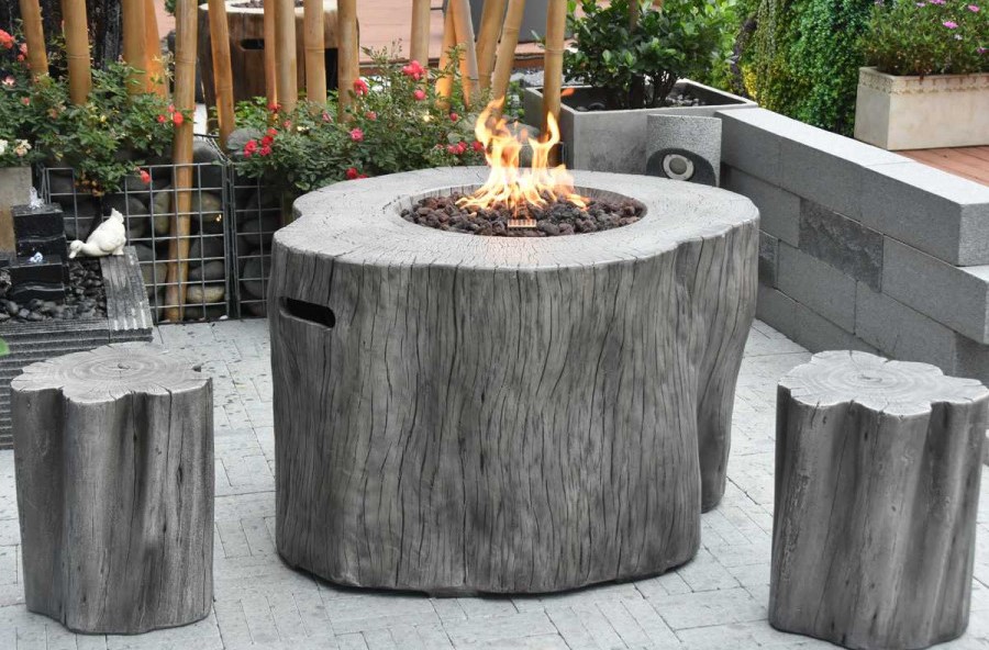 座るための切り株 - 暖炉の灰色のコンクリート