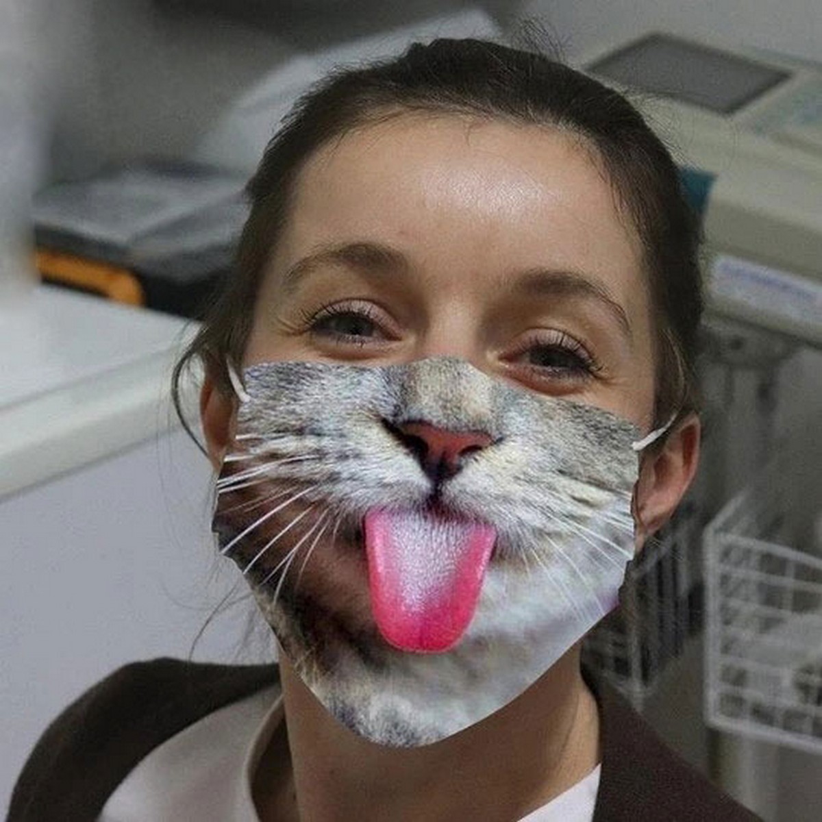 舌で顔の子猫のマスク