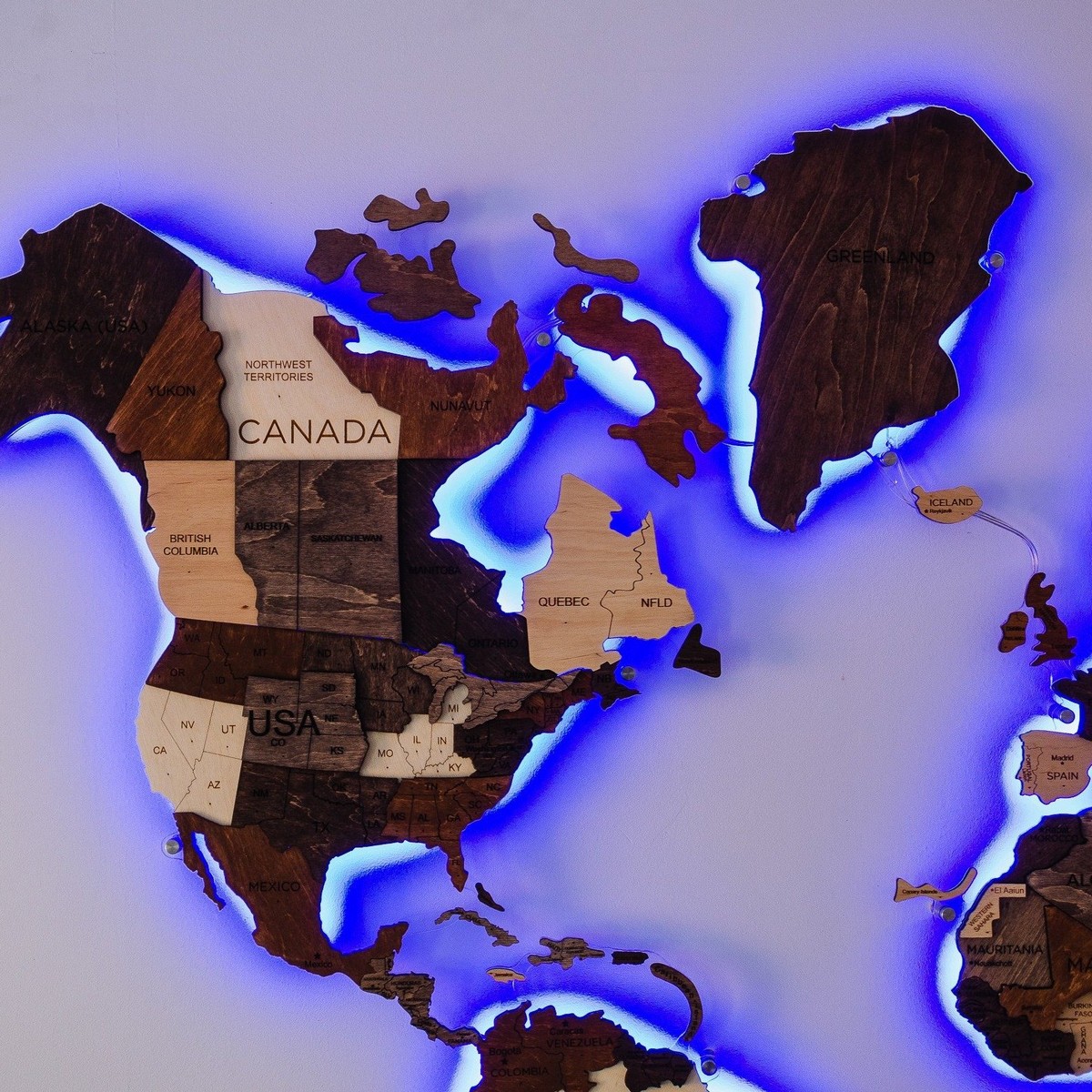壁にバックライト付きの木製の世界地図