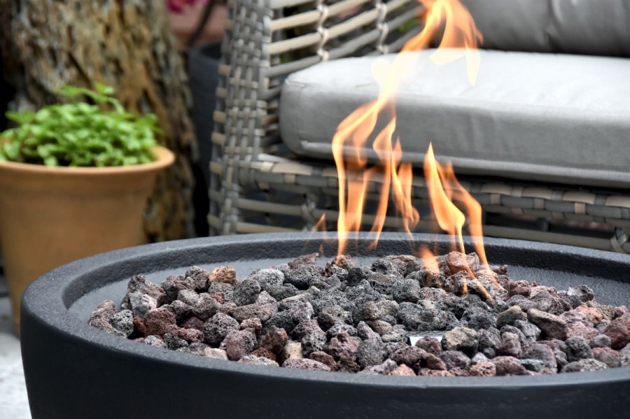 屋外のガス暖炉の暖炉