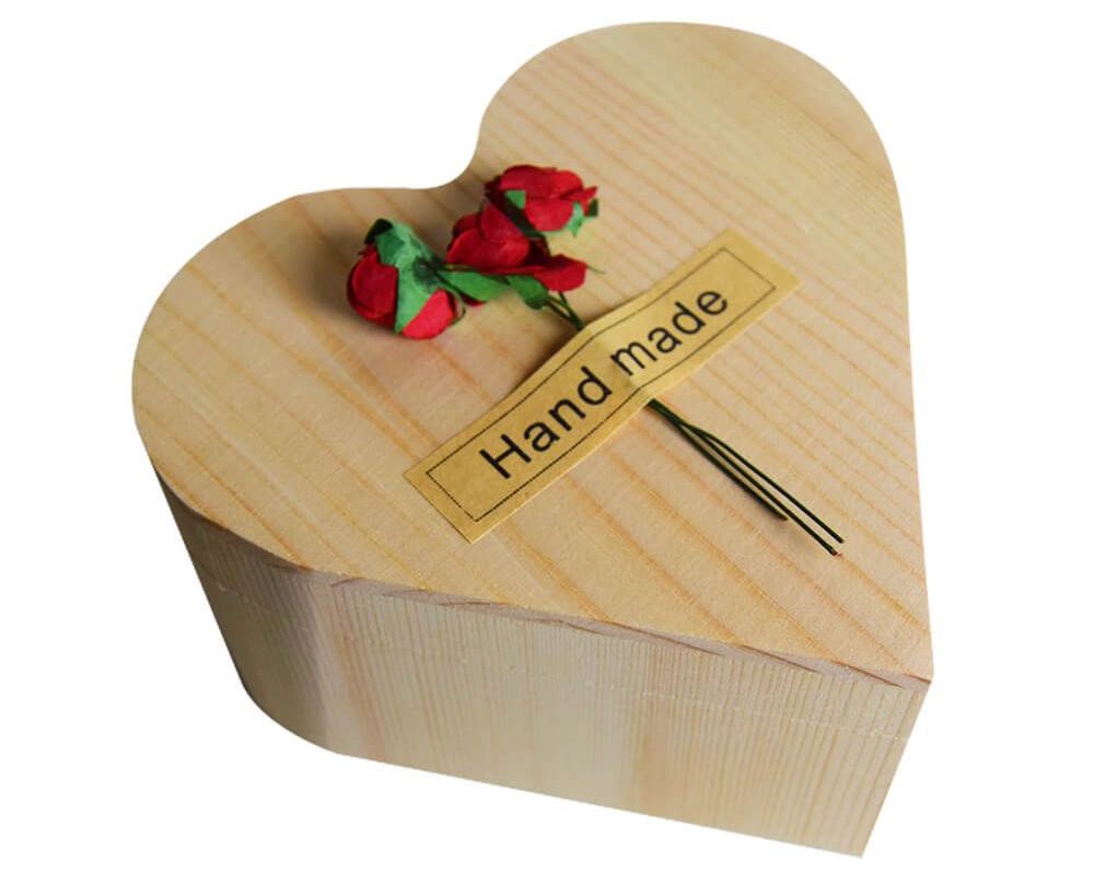 木製のハート型の箱に入ったバラ