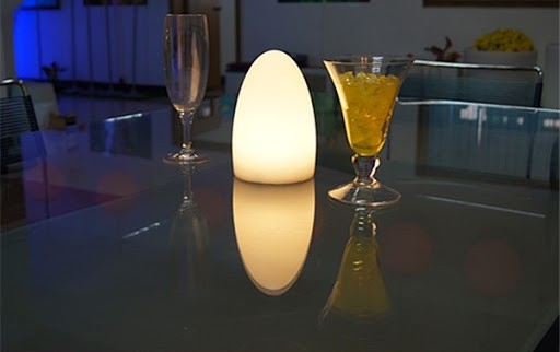 テーブルの上のスタイリッシュな光-卵