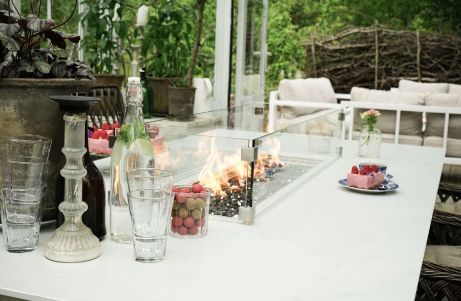 暖炉と庭のテーブル