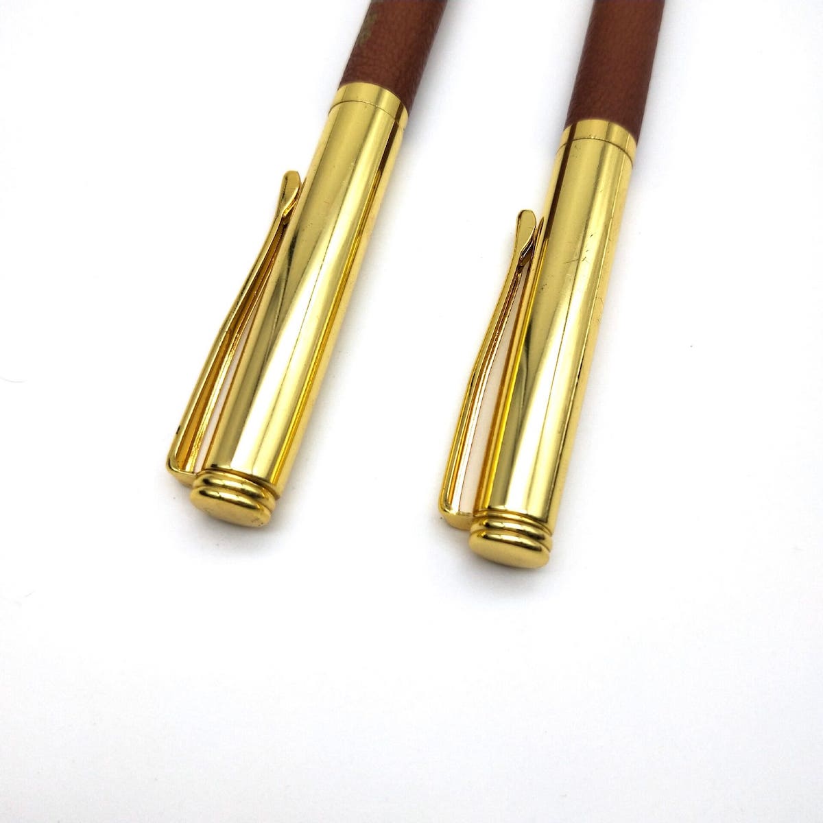革製の高級金色のボールペン