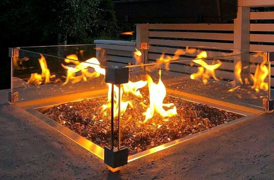 ガス暖炉のある屋外テーブル-庭の暖炉