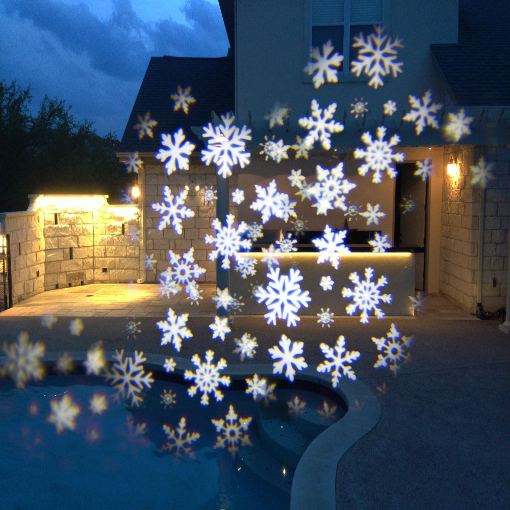 家の壁に雪の結晶を投影