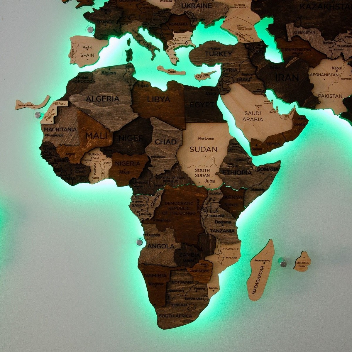 LEDバックライト付きの木製の世界地図