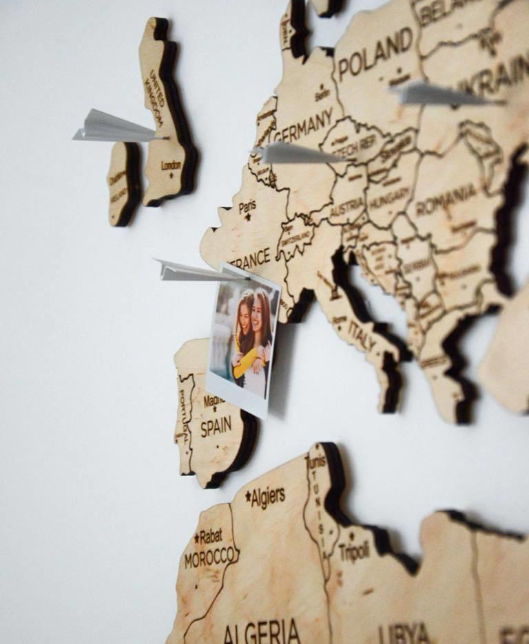 壁押しピン飛行機の木製の地図