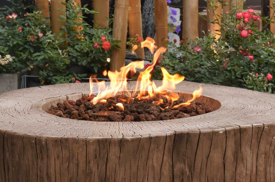 コンクリートからの切り株firepit暖炉木材偽の模造品